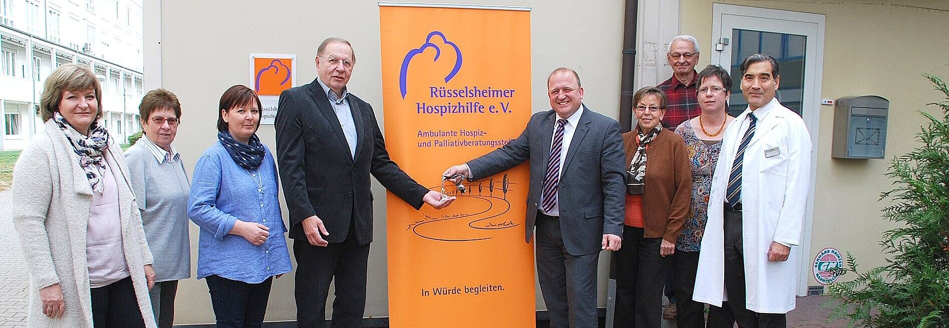 Mitarbeiter der Hospizhilfe vor dem Büro