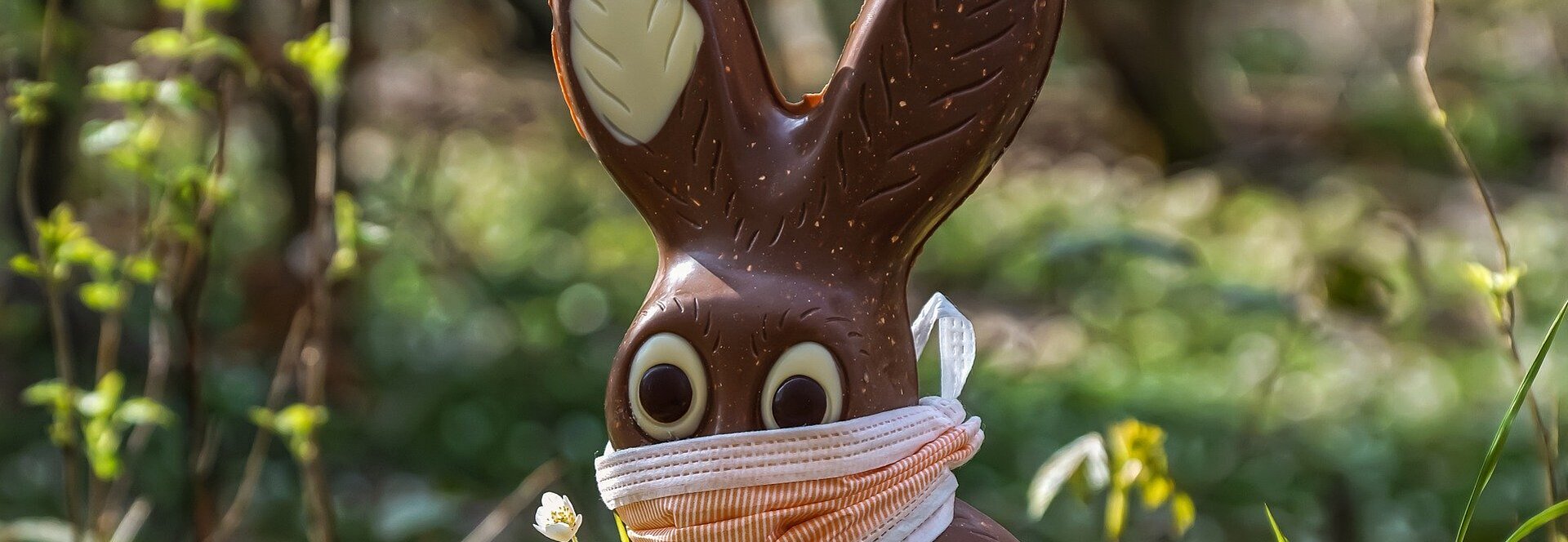 Schokoladenosterhase mit Mundschutz