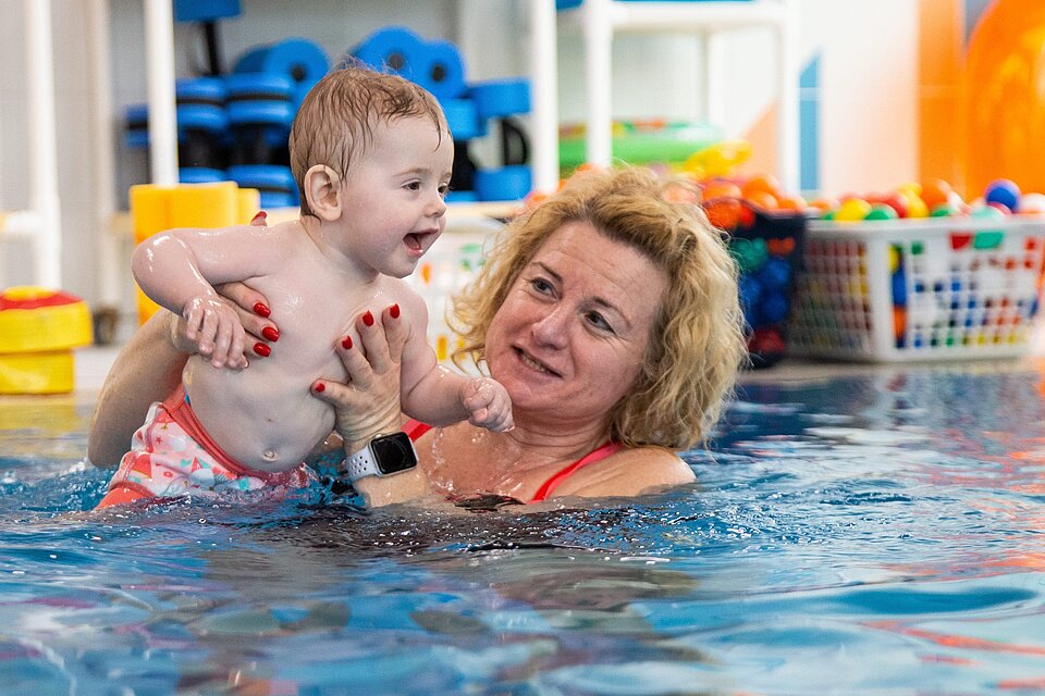 Spiel und Spaß beim Babyschwimmen Babyschwimmen